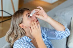 Síntomas y causas del ojo seco: todo lo que debes saber